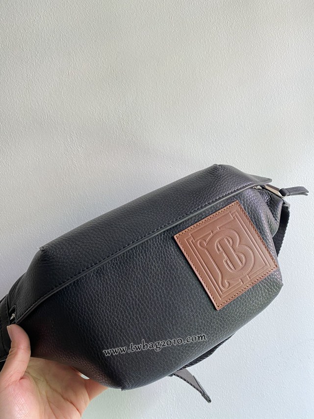 Burberry專門店新款斜挎男士腰包胸包 巴寶莉品牌徽章壓花黑色腰包 yxb1125